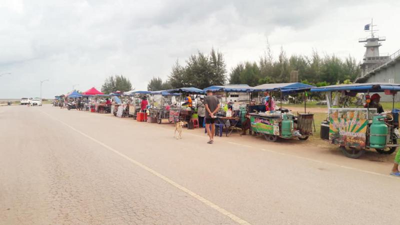 ตลาดประชารัฐตลาดนัดยามเย็นริมชายทะเลปากนำ้หลังสวน
