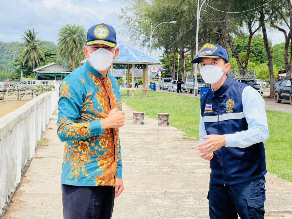 นายสมพร ปัจฉิมเพ็ชร รองผู้ว่าราชการจังหวัดชุมพร ติดตามความคืบหน้างานขุดลอกร่องน้ำชายฝั่งทะเล ช่วยเหลือชาวเรือและเพิ่มประสิทธิภาพระบายน้ำ