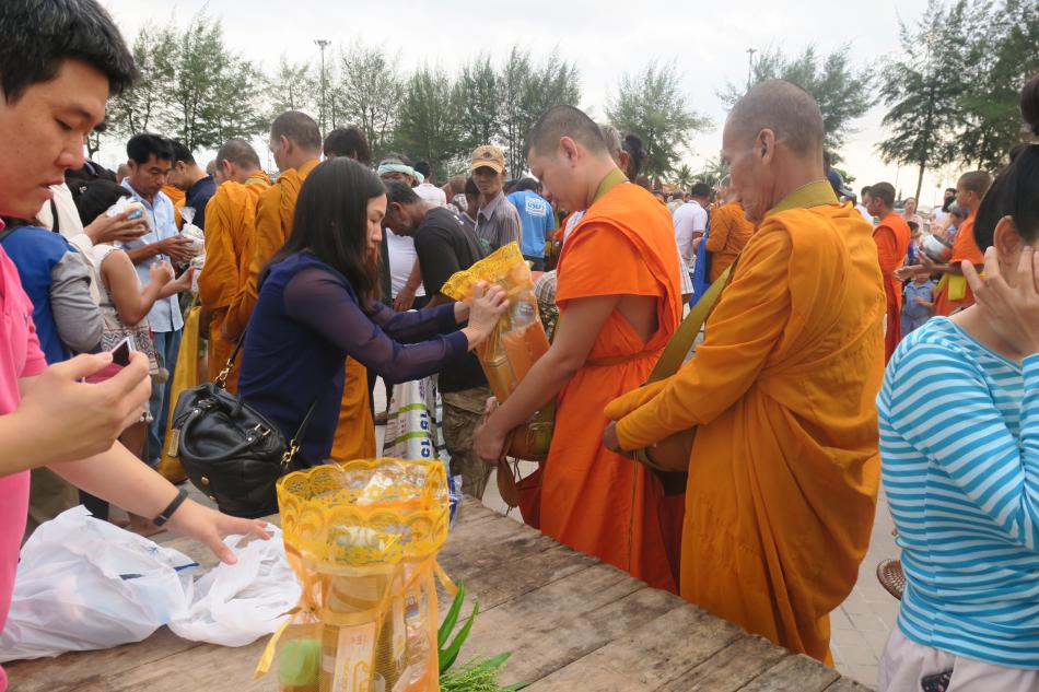 ทำบุญตักบาตรข้าวสารอาหารแห้งต้อนรับวันขึ้นปีใหม่และมอบเกียรติบัตรแก่ผู้เป็นแบบอย่างที่ดีของสังคมประจำปี 2562 (6 ภาพ)