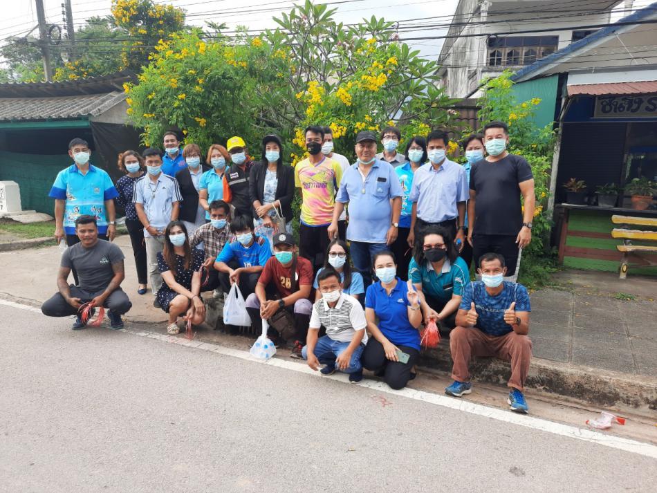ข้าราชการและพนักงานเทศบาลร่วมแรงร่วมใจดูแลบำรุง ดามต้นทองอุไรเพื่อไห้เจริญเติบโตอย่างสวยงามอร่ามตลอดแนวถนนสายปากน้ำหลังสวน (6 ภาพ)