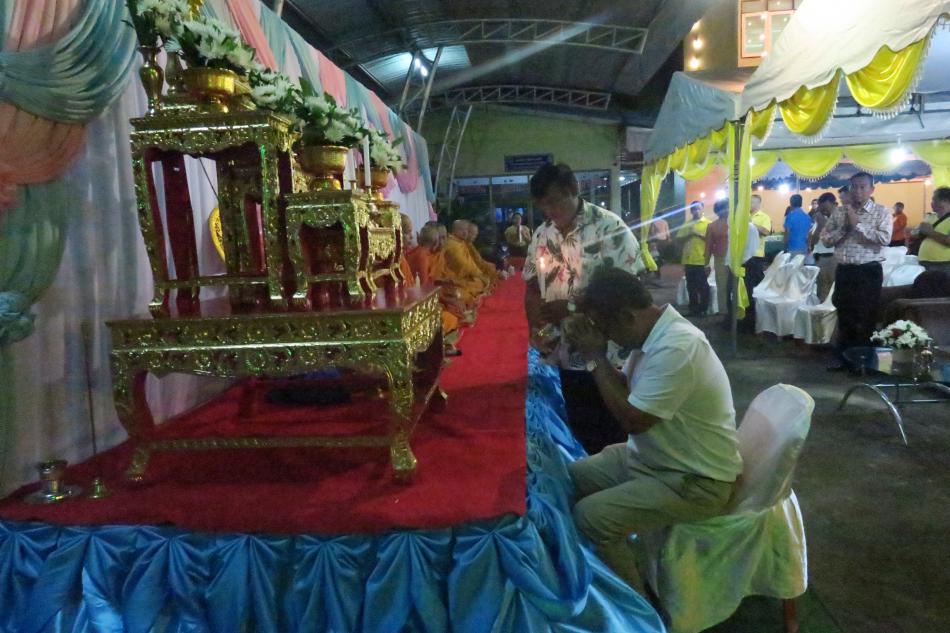 พิธีเจริญพระพุทธมนต์สวดกลางบ้านเนื่องในวันขึ้นปีใหม่ (6 ภาพ)