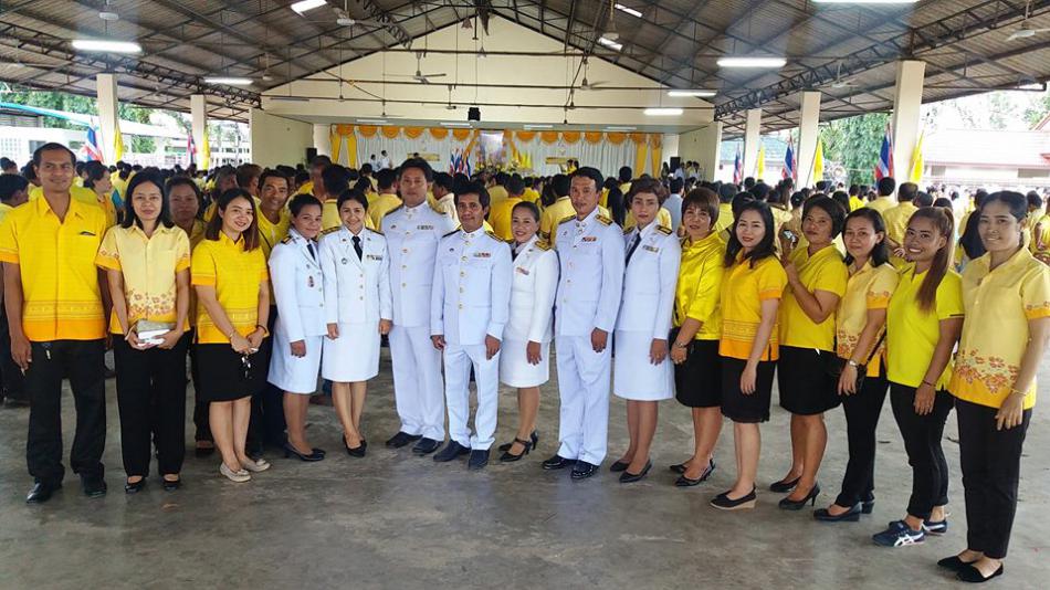 พิธีถวายเครื่องราชสักการะและจุดเทียนชัยถวายพระพรชัยมงคล เนื่องในวันเฉลิมพระชนมพรรษาของสมเด็จพระเจ้าอยู่หัวมหาวชิราลงกรณ บดินทรเทพยวรางกูร ณ ศาลาเอนกประสงค์อำเภอหลังสวน (6 ภาพ)