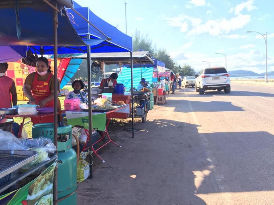 ตลาดประชารัฐริมทะเลปากน้ำหลังสวนยินดีต้อนรับ #ตลาดนั่งชิลล์ยามเย็นนึกถึงตลาดประชารัฐหน้าเรือจักรีนฤเบศร์จำลองปากน้ำหลังสวน มีหลากหลายอาหารแสนอร่อยพร้อมเสริฟ (5 ภาพ)