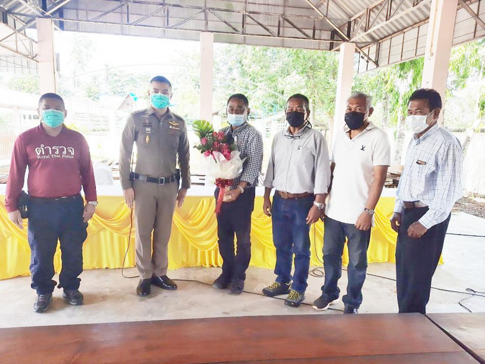 พันตำรวจเอกวิษณุ สุระวดี ผู้กำกับการสถานีตำรวจภูธรปากนำ้หลังสวนเข้าพบนายวิชัย อนันตเมฆ เพื่อมอบช่อดอกไม้ แสดงความยินดีในการเข้ารับดำรงตำแหน่งนายกเทศมนตรีตำบลปากน้ำหลังสวน (3 ภาพ)