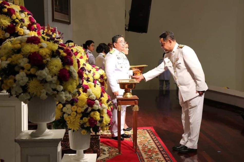 จังหวัดชุมพรจัดพิธีรับพระราชทานพระบรมฉายาลักษณ์ พระบาทสมเด็จพระเจ้าอยู่หัว และสมเด็จพระนางเจ้าฯ พระบรมราชินี เนื่องในโอกาสมหามงคลพระราชพิธีบรมราชาภิเษก พุทธศักราช 2562 วันนี้(15 ม.ค. 63) ณ หอประชุมจังหวัดชุมพร ศูนย์ราชการจังหวัดชุมพร ตำบลนาชะอัง (6 ภาพ)